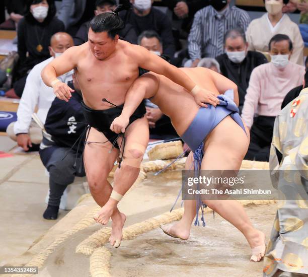 Tobizaru pushes Terutsuyoshi out of the ring to win on day six of the Grand Sumo Kyushu Tournament at the Fukuoka Convention Center on November 19,...