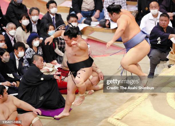 Tobizaru pushes Terutsuyoshi out of the ring to win on day six of the Grand Sumo Kyushu Tournament at the Fukuoka Convention Center on November 19,...