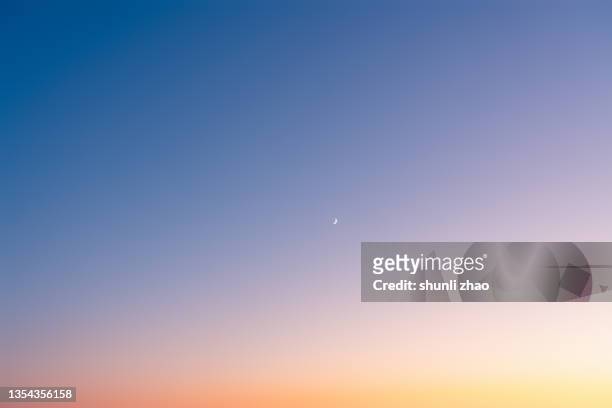 the gradient of the sky at sunset - clear sky stock-fotos und bilder