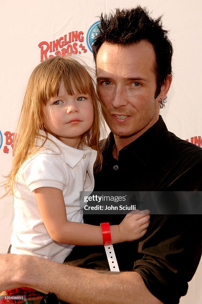 Scott Weiland of Velvet Revolver and daughter Lucy Olivia News Photo