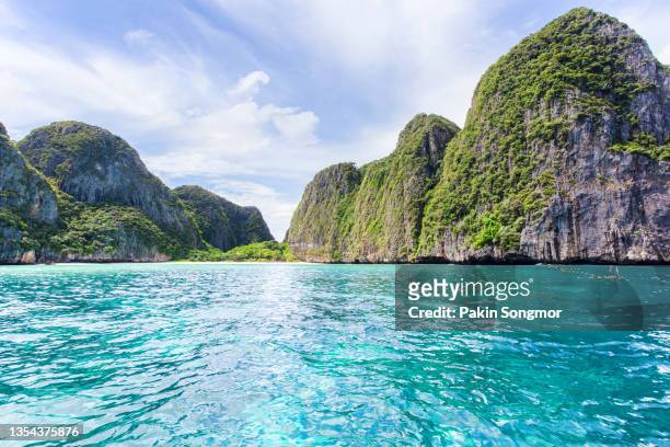 beautiful tropical island bay at phi phi leh island in sunshine day, krabi province, thailand - arquipélago imagens e fotografias de stock