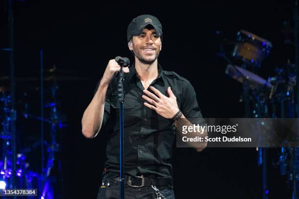 Singer Enrique Iglesias performs onstage at Staples Center on November 19, 2021 in Los Angeles, California.