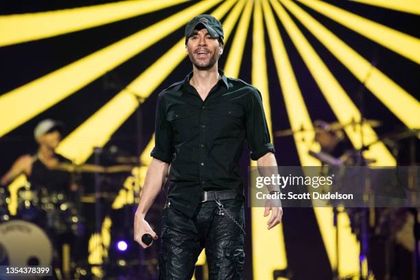 Singer Enrique Iglesias performs onstage at Staples Center on November 19, 2021 in Los Angeles, California.