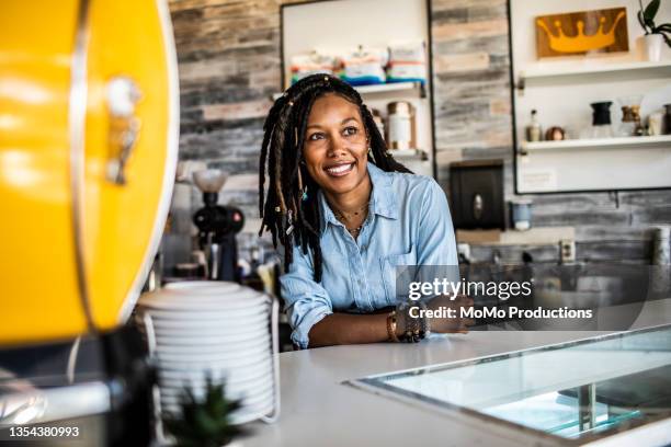 portrait of female coffeeshop owner in coffeeshop - brands inc stores ahead of earnings figures stockfoto's en -beelden