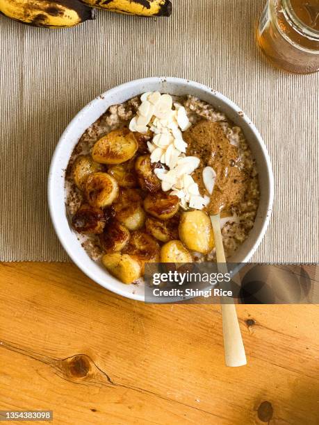 porridge with banana - rolled oats stock-fotos und bilder