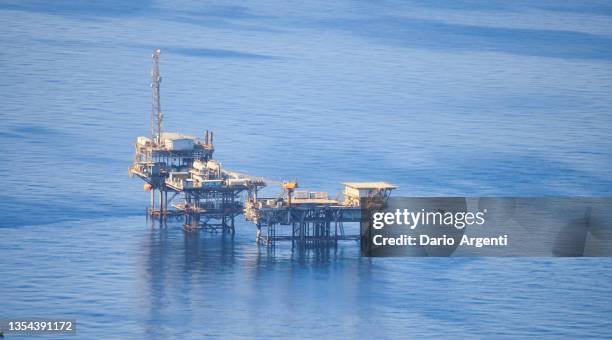 platform from high point of view - plateforme photos et images de collection