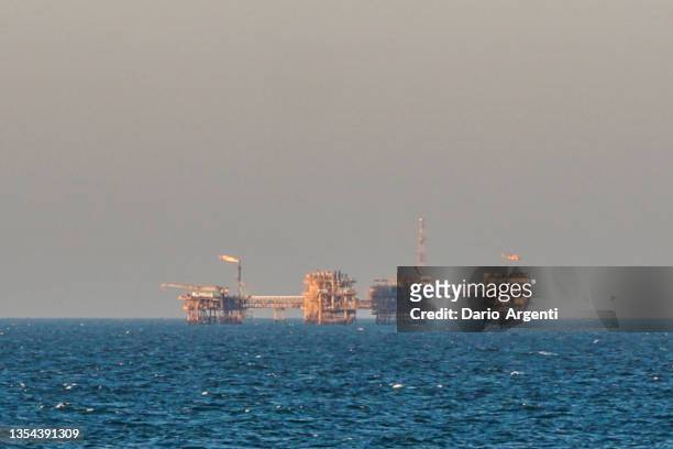distant platform in the middle of the sea - persian gulf countries imagens e fotografias de stock