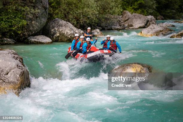 fahren sie mit dem floß die wildwasserschnelle hinunter, eine gruppe von menschen, die abenteuer genießen - rafting stock-fotos und bilder