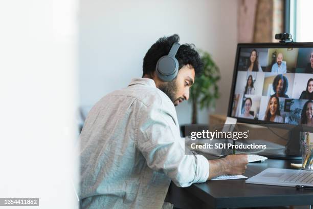 businessman takes notes during meeting - young businessman using a virtual screen stockfoto's en -beelden