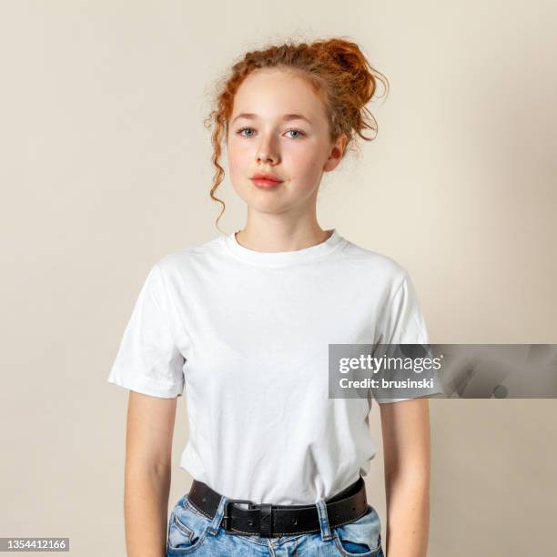 studioporträt eines 15-jährigen teenagers mit lockigem rotem haar - white shirt stock-fotos und bilder