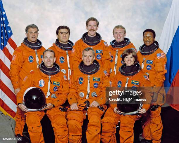 --- These seven astronauts and one cosmonaut represent the flight crew for the STS-89 mission to Russia's Mir Space Station. On the front row, from...