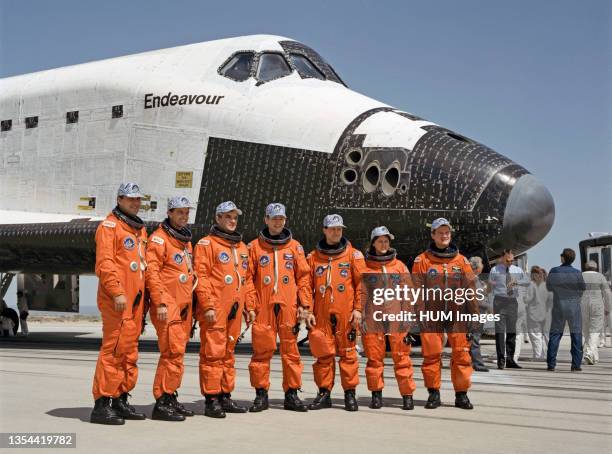 --- The seven crewmembers of STS-49 pose near Endeavour for a post-flight shot soon after getting their feet on terra firma following nine days in...