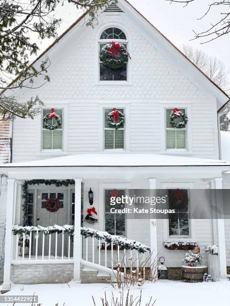 cottage decorated for christmas - homeowners decorate their houses for christmas stockfoto's en -beelden
