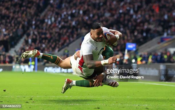 Manu Tuilagi of England beats Handré Pollard of South Africa to score their side's first try during the Autumn Nations Series match between England...