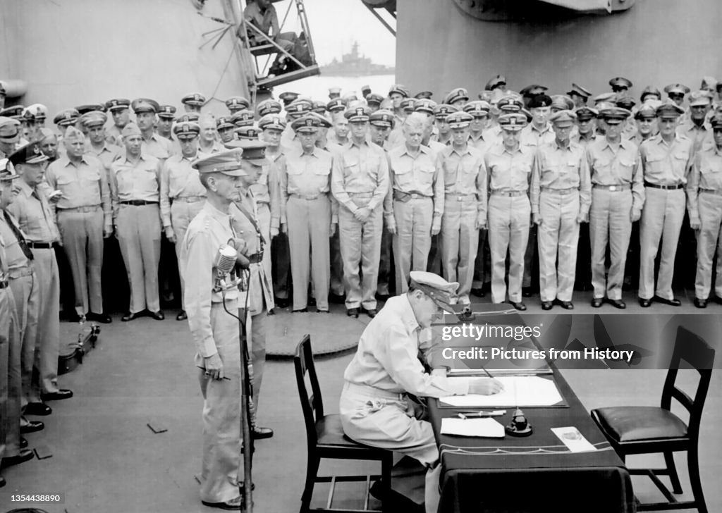 USA-Japan: General Douglas MacArthur signs the Japanese Instrument of Surrender, USS Missouri, Tokyo Bay, September 2, 1945