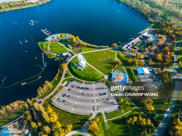 drone view of the willen lake in milton keynes - milton keynes stockfoto's en -beelden