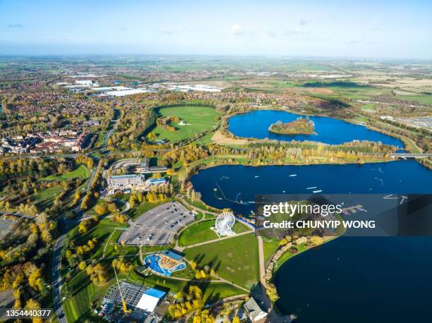 drohnenansicht des willen lake in milton keynes - milton keynes stock-fotos und bilder