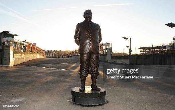 Herbert Chapman statue at Emirates Stadium before the Barclays Premier League match between Arsenal and Everton on December 10, 2011 in London,...