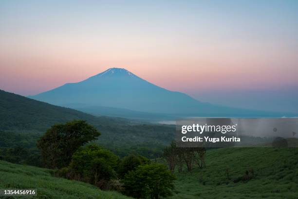 mt. fuji over green mountain forest and a sea of clouds - hokkaido - fotografias e filmes do acervo