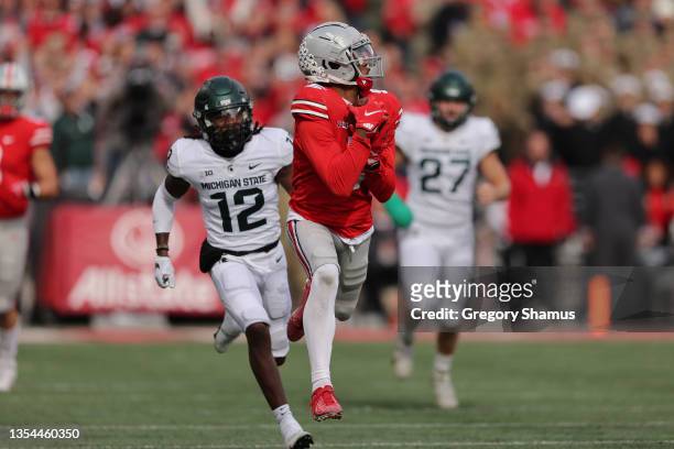 Garrett Wilson of the Ohio State Buckeyes catches a first quarter touchdown pass in front of Chester Kimbrough of the Michigan State Spartans at Ohio...