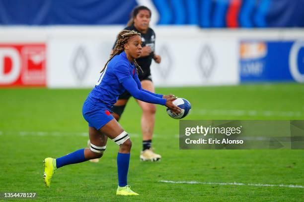 Julie Annery of France pass the ball during the Women's Rugby International match between France and New Zealand on November 20, 2021 in Castres,...