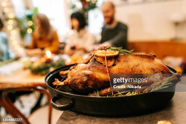 anatra arrosto tradizionale tedesca per la cena di natale - oca pollame foto e immagini stock