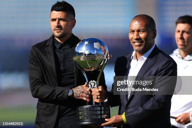 Former players Lucho González and Mauro Silva hold the trophy prior to the final match of Copa CONMEBOL Sudamericana 2021 between Athletico...