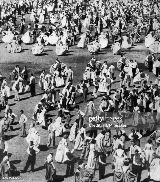 Mass performance by 3000 Volkspelers during the Van Riebeeck Festival ca. April 1952.