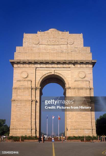 The India Gate, originally called the All India War Memorial, is a war memorial located astride the Rajpath, on the eastern edge of the Ôceremonial...