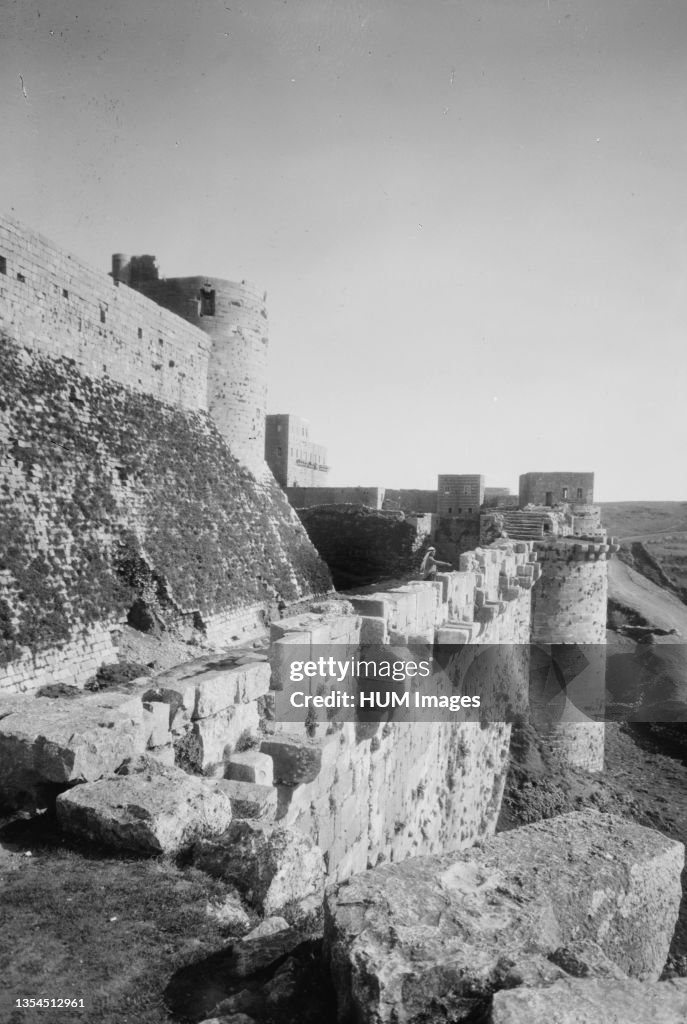 Krak de Chevaliers (Kala't el-Husn), the outer and inner wall ca. 1920