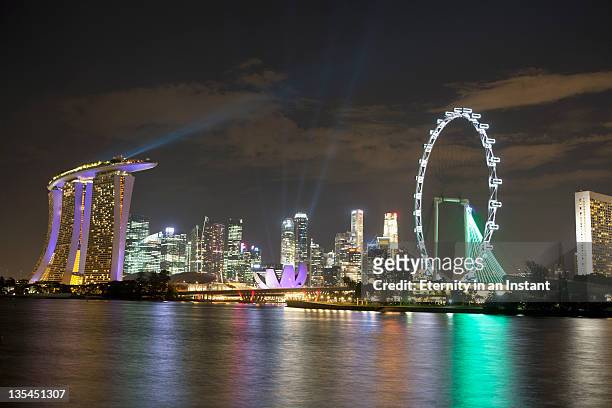 cityscape of singapore central business district - singapore river stock-fotos und bilder