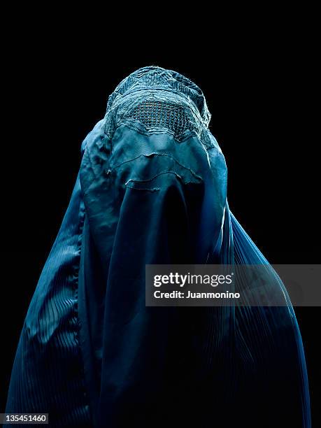 afgano donna con il suo burkha - afghanistan foto e immagini stock