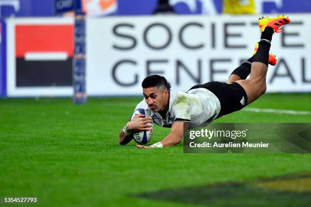 Rieko Ioane of New Zealand scores a try during the Autumn Nations Series match between France and New Zealand on November 20, 2021 in Paris, France.