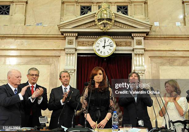 Cristina Fernandez de Kirchner sworn election as constitutional president of Argentina to the Legislative Assembly, at his side, the outgoing vice...