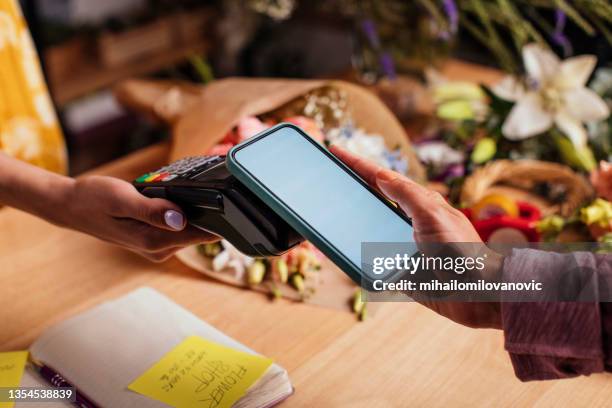 kontaktlos bezahlen - kontaktlos bezahlen stock-fotos und bilder