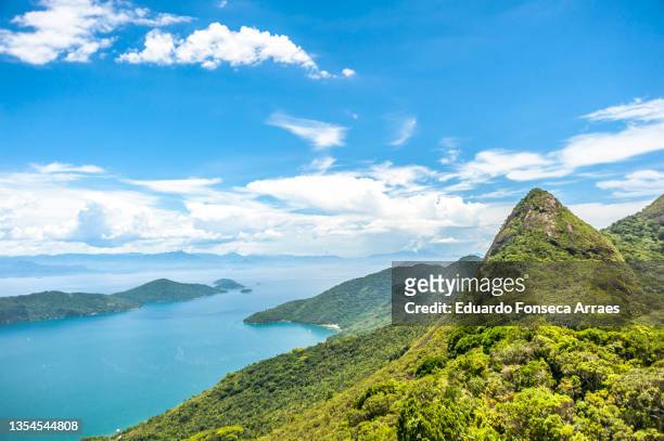 view from atop of the sugarloaf mountain of the saco do mamanguá (mamangua cove) - südamerika stock-fotos und bilder