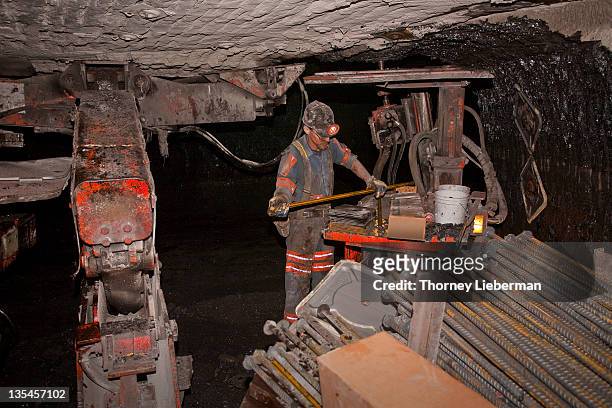 roof bolter in coal mine - coal miner foto e immagini stock