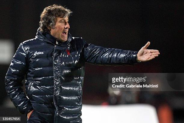 Genoa head coach Alberto Malesani shouts instructions to his players during the Serie A match between AC Siena and Genoa CFC at Artemio Franchi - Mps...