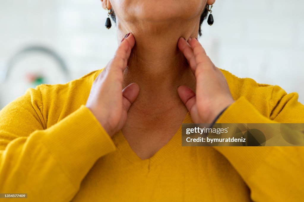 Femme avec un problème de glande thyroïde