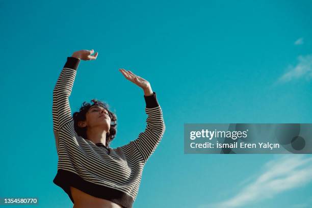 model woman poses photographed by the sea - woman portrait skin stockfoto's en -beelden