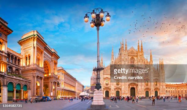 piazza del duomo en milán - catedral de milán fotografías e imágenes de stock
