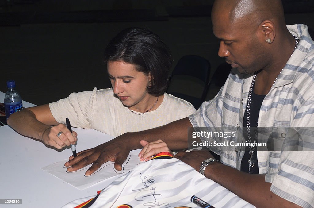 Robinson signs autographs