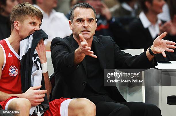 Head coach Dirk Bauermann of Muenchen talks to Steffen Hamann of Muenchen during the Beko Basketball Bundesliga match between Eisbaeren Bremerhaven...