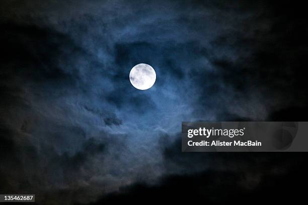 break in clouds - moonlight stock-fotos und bilder