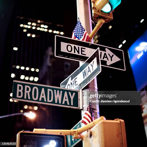 one way - einbahnstraßenschild stock-fotos und bilder