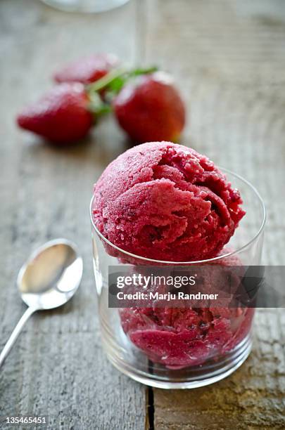 strawberry and  blackcurrant frozen yogurt - frozen yoghurt stock pictures, royalty-free photos & images