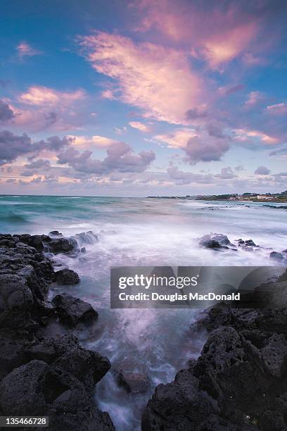 jeju island coastline at sunset - jeju - fotografias e filmes do acervo