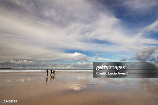 surfers and clouds - gwithian foto e immagini stock