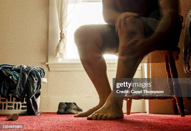 man spreading pain cream on wounded leg - hand on knee stock photos et images de collection