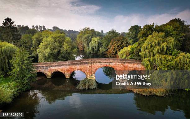 sonning bridge - j lee fotografías e imágenes de stock